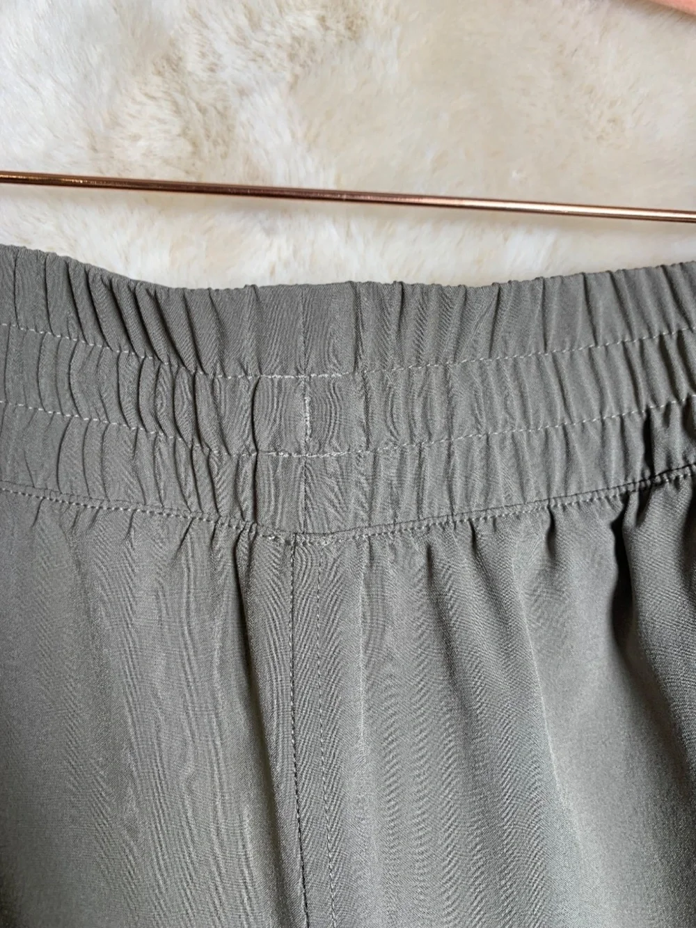 Lululemon grey athletic pant-loose fit elastic waist sz 6